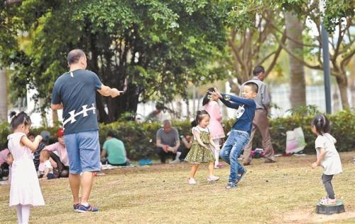 “爸爸,你再不陪我,我就长大了”小学生作文走红,家长值得深思 3