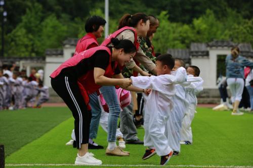 “爸爸,你再不陪我,我就长大了”小学生作文走红,家长值得深思 2