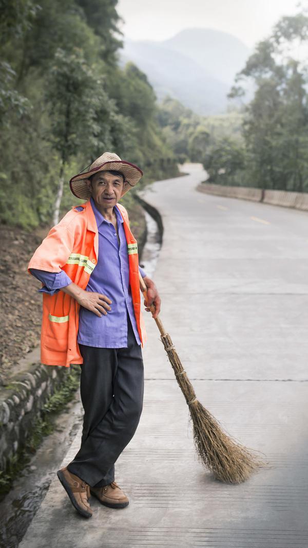 原创 高考作文猜题、优秀作文:《感恩环卫工人的倡议书》 1