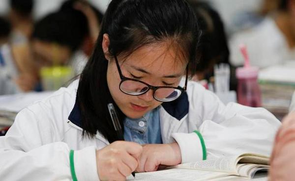 中国一些学生的作文,为何“满纸荒唐言”?老师:要写正能量 1