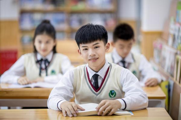 原创 中学生热门话题作文：《哨声为谁而吹》 1