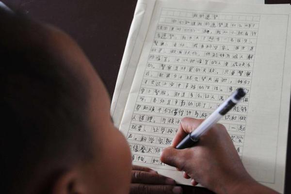 学生作文普遍假大空,因为只有这样,老师才喜欢,考试才能拿高分