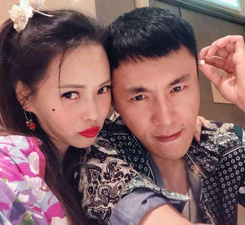 太困不写了!秦昊生日的凌晨,伊能静拿往年夸老公“作文”顶替 4