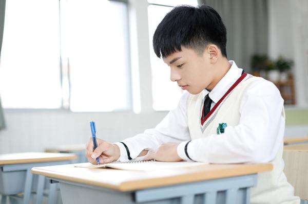 原创 中考满分作文：《我如何战胜了困难》，困难像弹簧，你弱它就强
