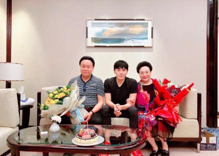 伊能静趁吃完饭赶小作文为秦昊庆生,节目高强度踏浪难阻真情流露 2
