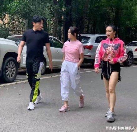 伊能静写小作文为秦昊庆生,谈七年之痒分享照片记录老公带娃日常 6