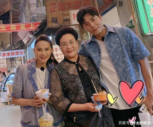 伊能静写小作文为秦昊庆生,谈七年之痒分享照片记录老公带娃日常 10