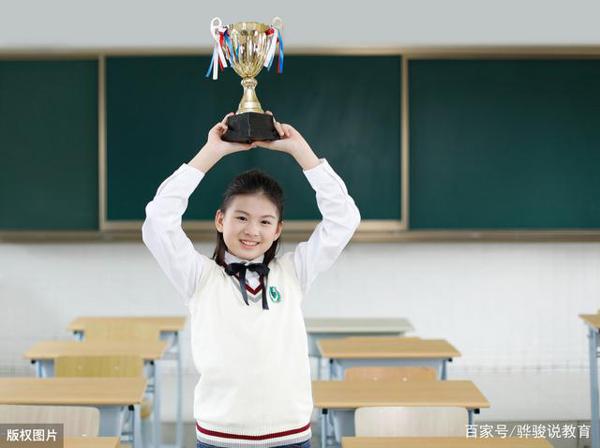中学生作文点评:《小叶子的怪问》,写小姑娘知性美、自信美 2