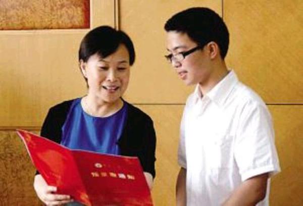 一篇高考作文,难倒阅卷老师,专家注释近2000字后给了满分 4