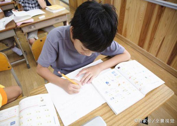 小学生脑洞大开,作文让人啼笑皆非,只用9个字就能写出江湖恩怨