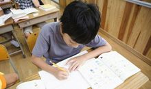 小学生脑洞大开，作文让人啼笑皆非，只用9个字就能写出江湖恩怨