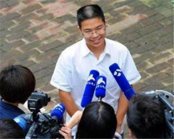 一篇奇怪的高考作文:755字,有30字老师不认识,老师给了满分 1