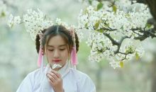 作文点评：《多一点热爱》，活在珍贵的人间，太阳强烈，水波温柔