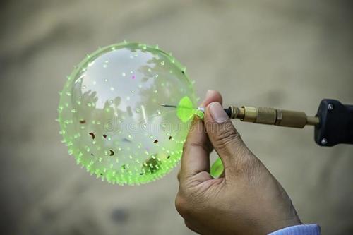 自动膨胀的气球实验作文