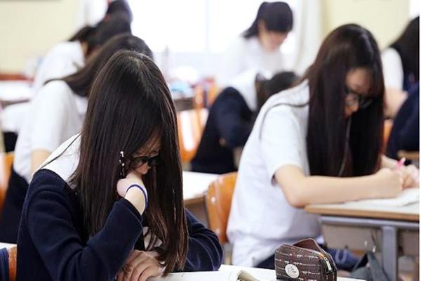 沉迷写小说,试卷上写8000字作文反对高考的女学生,如今现状如何?