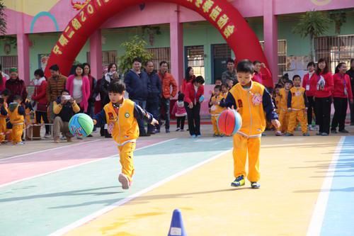 幼儿园大班体育教案：运球接力赛