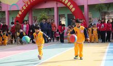 幼儿园大班体育教案：运球接力赛