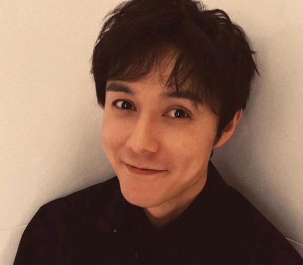被爆劈腿三个女星的张超照常拍戏!果然不能学罗志祥写小作文…… 11