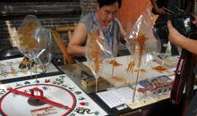 画糖画的老奶奶 写人的作文700字