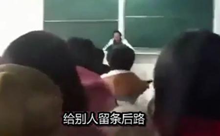 老师课上读“奇葩”作文，引全班同学大笑！网友：学生“凉凉了”