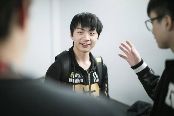走A怪韩服又挂机，阿水让出AD都不行，这次金贡直接小作文举报
