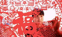 贴窗花祈福 疫情笼罩下的春节作文600字