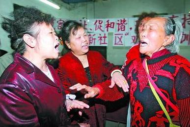 老太太劝架 VS 中学生写作文,你猜谁赢? 2