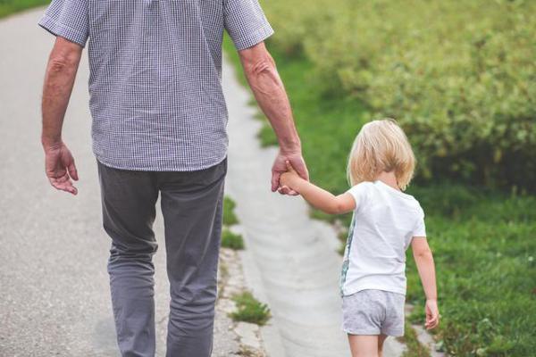 孩子还听话时，一定要让他懂得这7个道理，30岁后感激你一生 一、学习，不是为父母学 二、把谢谢挂在嘴边 三、不是所有人都会喜欢你 四、读书一定是有用的 五、健康比金钱重要 六、生活本来就是不公平的 七、凡事都要靠自己 1