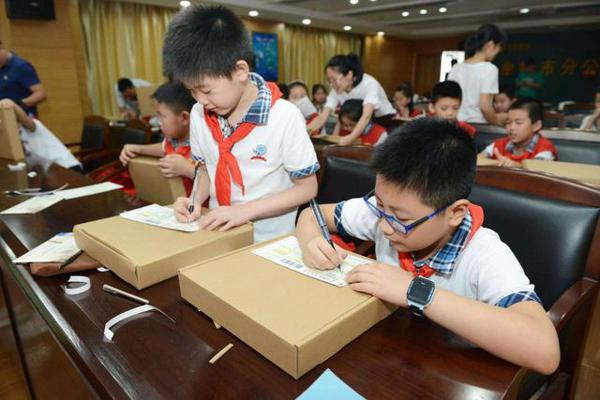 小学生写作文“脑洞大开”，思绪万千，任课老师直呼“裂开”！