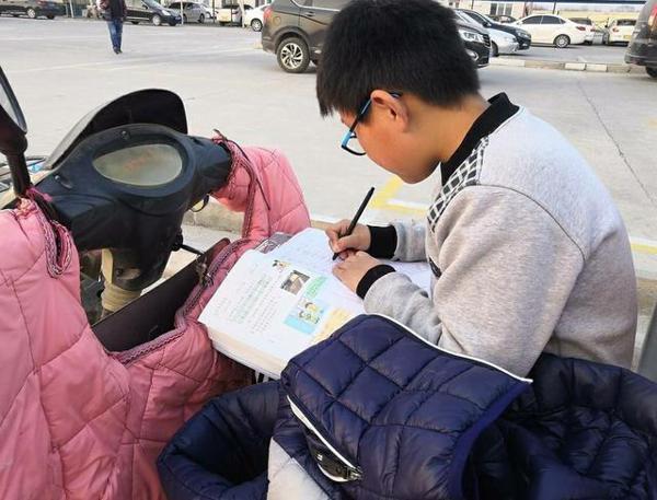 小学生一篇作文写8个字,老师不怒反笑:有研究生水准