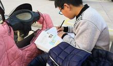 小学生一篇作文写8个字，老师不怒反笑：有研究生水准