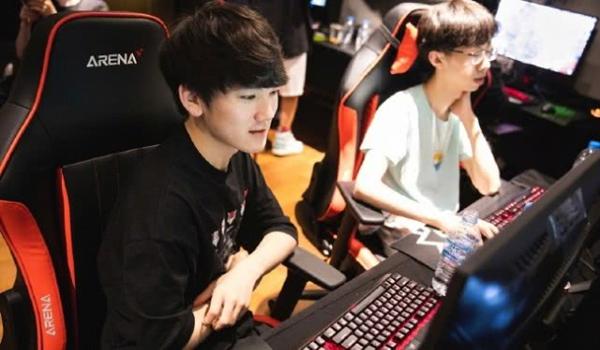 LPL：宝蓝将韩服ID改成一串字母，网友解读后，我向你道歉