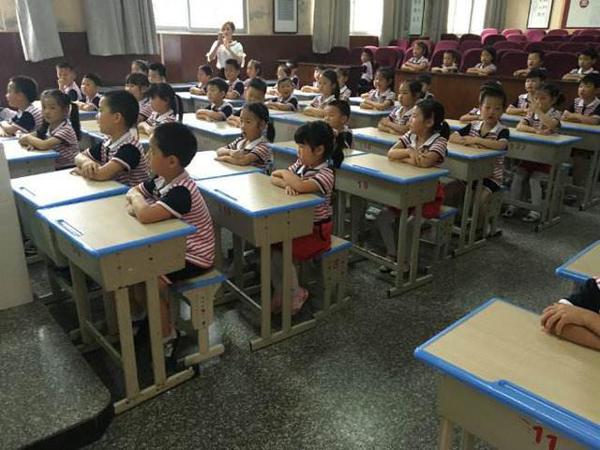 小学生作文太直白,让爸爸“尴尬脸红”,老师批语:别啥都让娃看 2