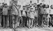 一张老照片-战火中的孩子作文250字