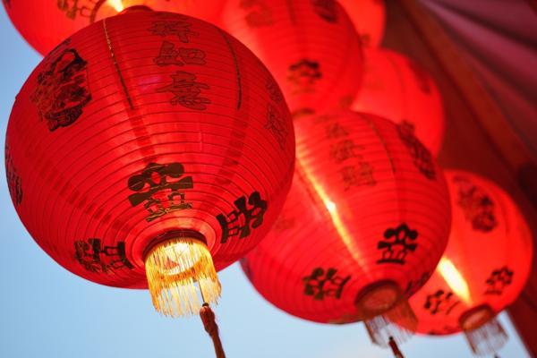 原创 最新中学生作文：《今年的春天不一般》
