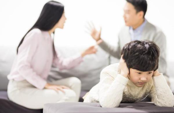宝爸看了儿子的作文尴尬不已,老师:不能什么东西都给孩子看! 2