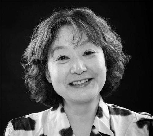 她是第一位高考文科女状元,作文仅差1分得满分,如今过得怎样? 2