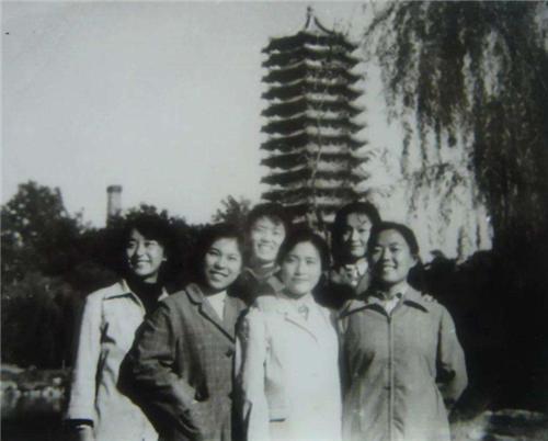 她是第一位高考文科女状元,作文仅差1分得满分,如今过得怎样? 1