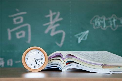 她是第一位高考文科女状元,作文仅差1分得满分,如今过得怎样?