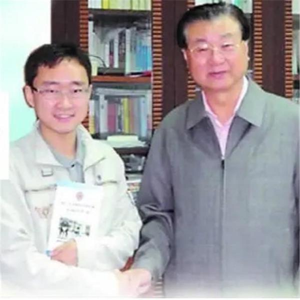 高考“奇人”:用甲骨文写作文只得6分,却被破格录取,后来怎样 5