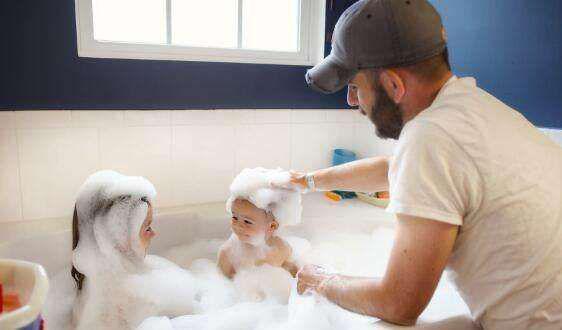 女儿写作文称赞妈妈多伟大，却一字不提爸爸！网友：小棉袄漏风了 8