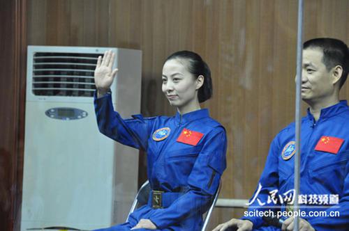 2013年《开学第一课》女航天员王亚平授课观后感_300字