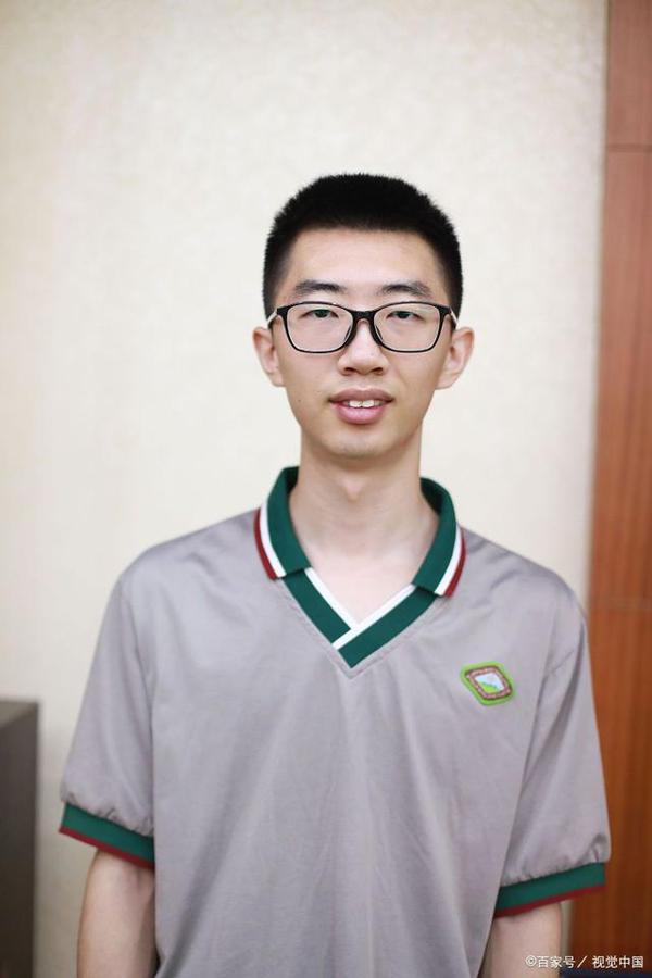 停课不停学,五年级作文入门把一个人的特点写具体,例文两篇 5