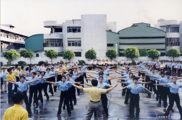 停课不停学,五年级作文入门把一个人的特点写具体,例文两篇