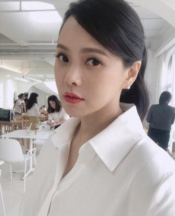 参加选秀再受质疑，伊能静发小作文回应，50岁的自己也可以很少女