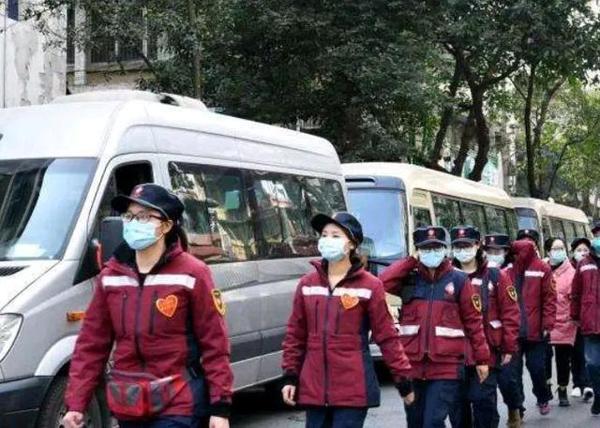 小学生作文让人泪奔,网友:岁月静好,只因有人负重前行 5