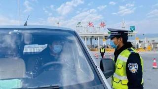 小学生作文让人泪奔,网友:岁月静好,只因有人负重前行 3