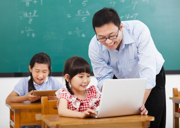 原创 初中生优秀作文：《老师，我想为您摘一朵花》