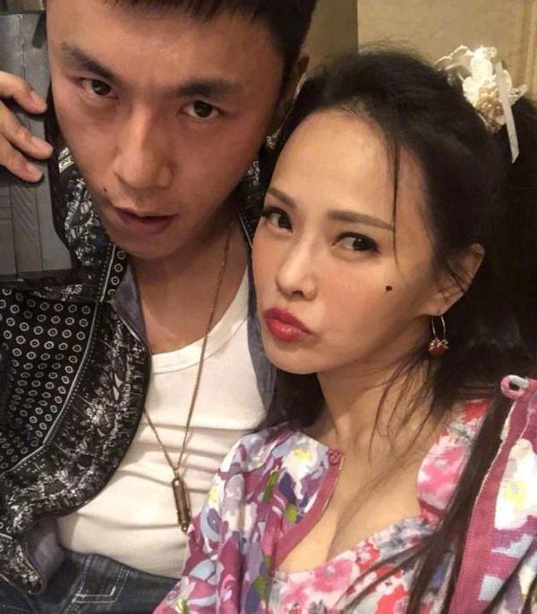 秦昊42岁生日,要求52岁的伊能静交“小作文”,相差10岁依然甜蜜 2