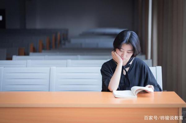 初中生优秀作文:《老师,我想为您摘一朵花》 3